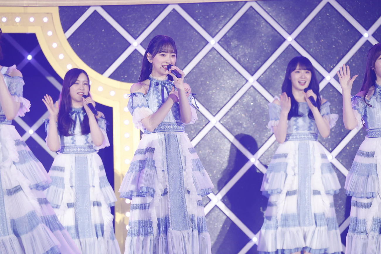パフォーマンスする乃木坂46。左から星野みなみ、堀未央奈、高山一実