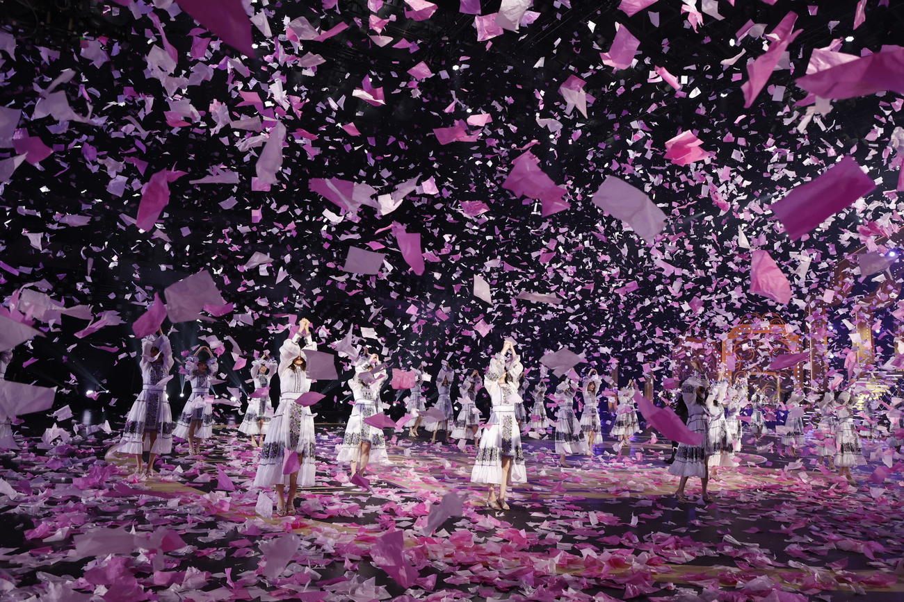 パフォーマンスする乃木坂46