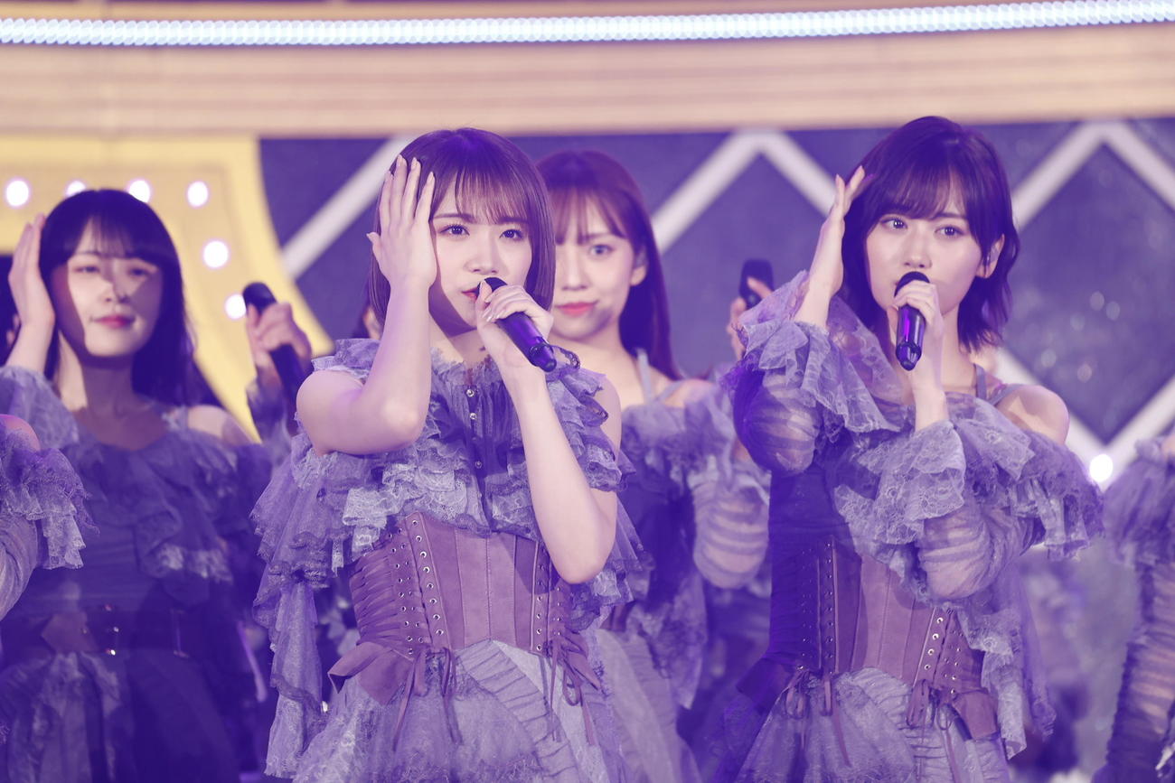 パフォーマンスする乃木坂46。手前左は秋元真夏、右は山下美月