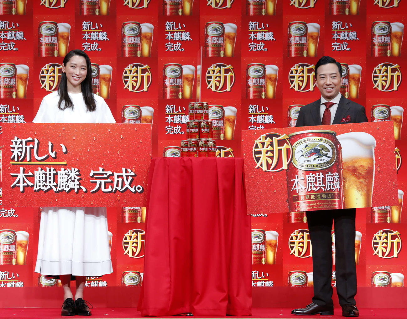 オンラインで行われた、新しい「本麒麟」完成披露会に出席した杏（左）と市川猿之助