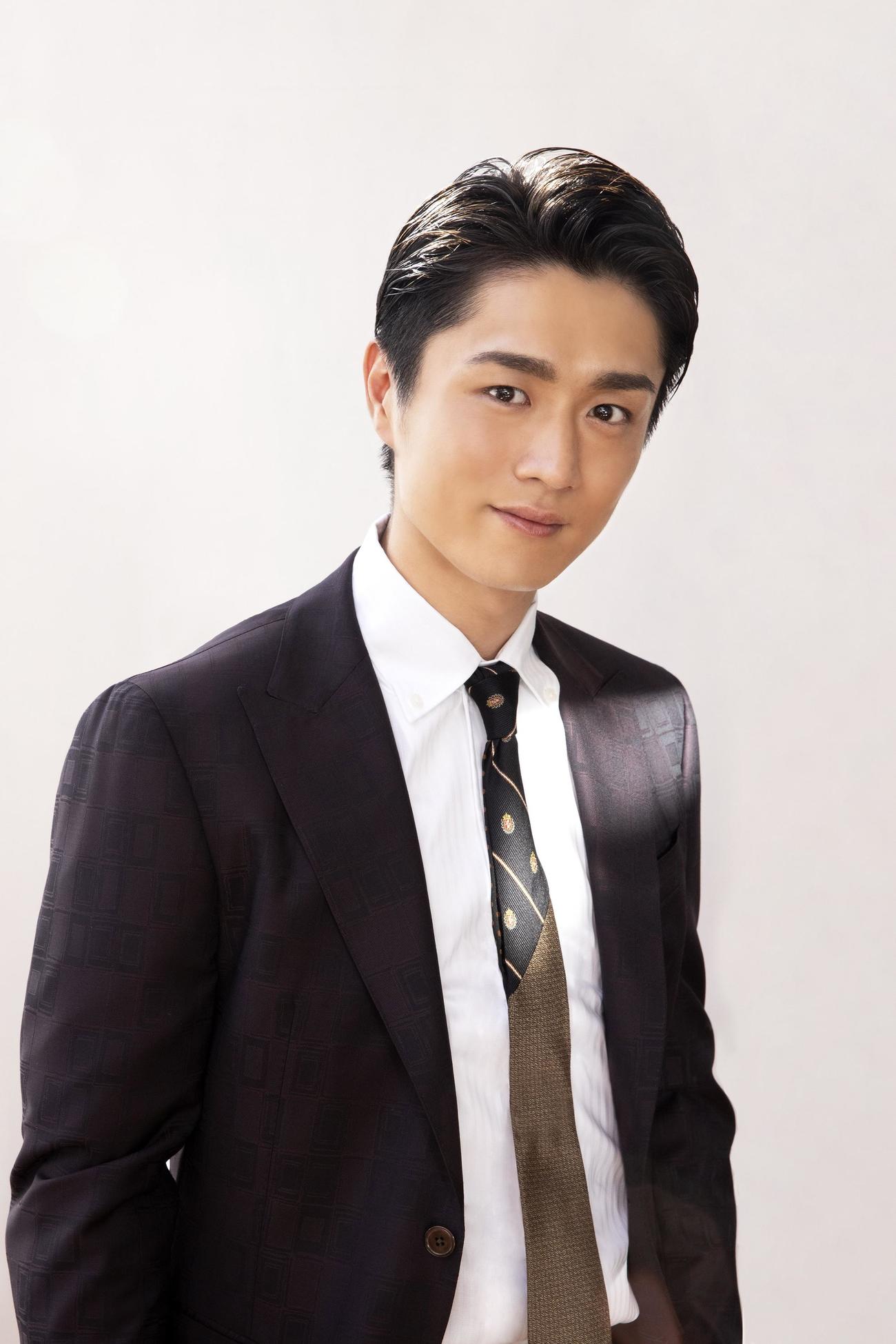 最新曲「本気（マジ）で惚れた」がオリコン週間シングル演歌歌謡ランキングで1位を獲得した真田ナオキ