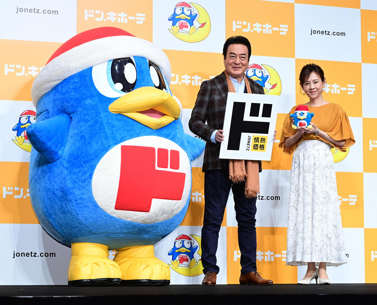 ドン・キホーテ「情熱価格」リニューアル発表会に臨む、左からドンペン、高橋英樹、高橋真麻（撮影・小沢裕）