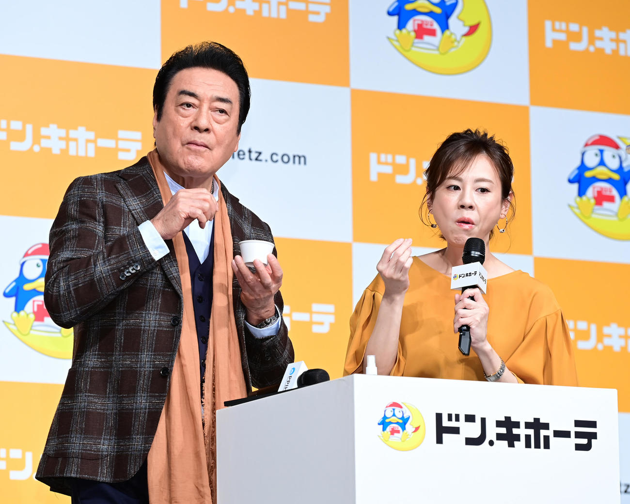 ドン・キホーテ「情熱価格」リニューアル発表会でプライベートブランドのミックスナッツを試食する高橋英樹（左）と高橋真麻（撮影・小沢裕）