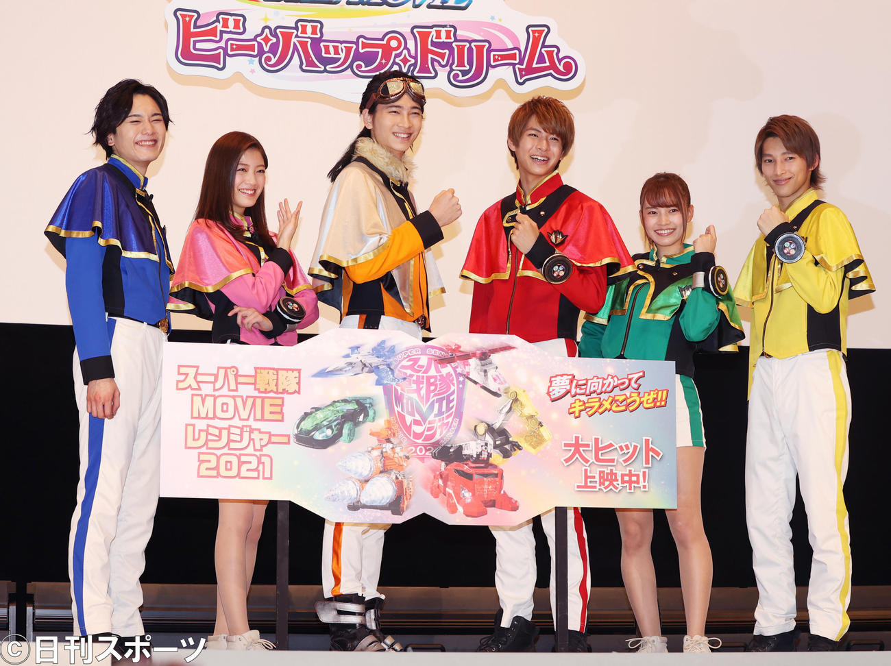 公開記念舞台あいさつを行った、左から水石亜飛夢、工藤美桜、庄司浩平、小宮璃央、新條由芽、木原瑠生（撮影・野上伸悟）