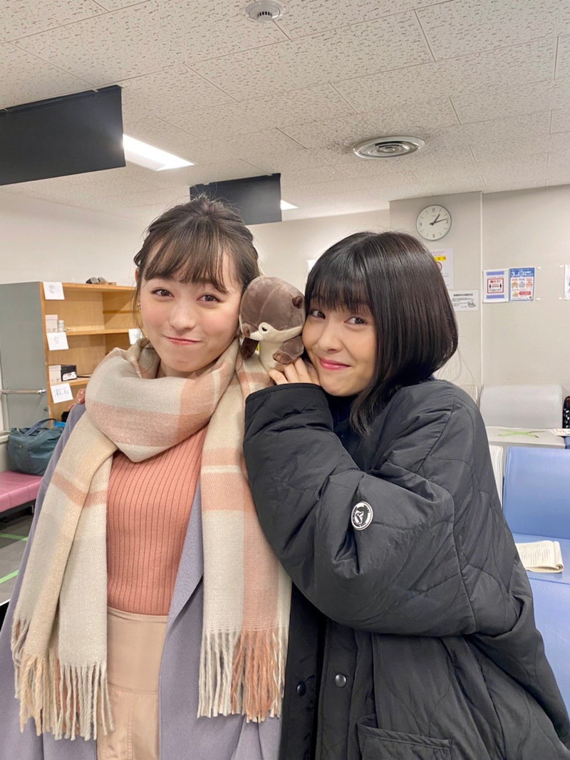 日本テレビ系連続ドラマ「ウチの娘は、彼氏が出来ない！！」のブログに登場した福原遥（左）とコツメカワウソのぬいぐるみをもつ浜辺美波