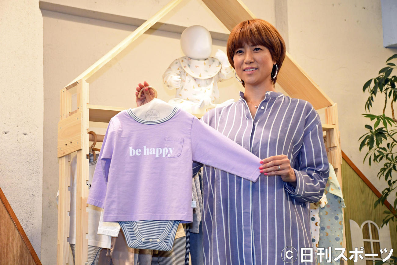 自身がプロデュースするブランド「LOVE LIFE LOVE BABY」発表会に出席したhitomi（撮影・大友陽平）