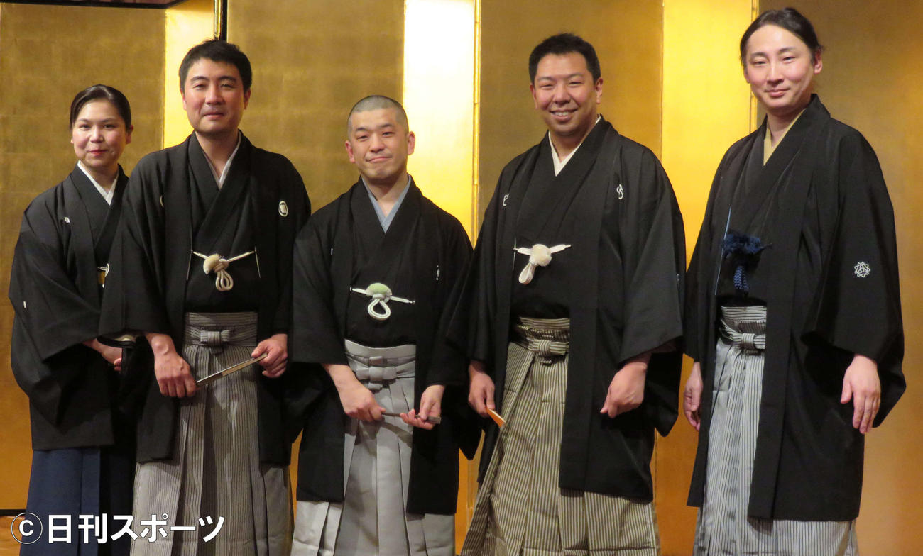 左から三遊亭粋歌あらため弁財亭和泉、市江あらため柳亭燕三、小太郎あらため柳家■（品の口がそれぞれ七）三郎、正太郎あらため春風亭柳枝、めぐろあらため三遊亭れん生