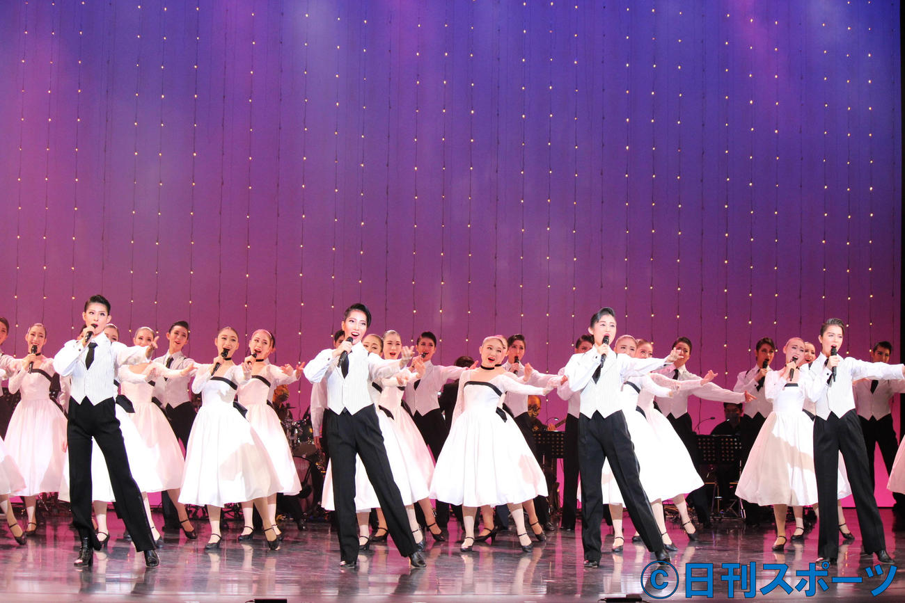 予科、本科と2年学んだ歌、ダンス、芝居を文化祭で披露した107期生（撮影・村上久美子）