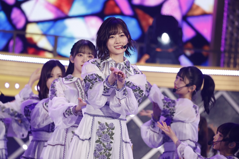 パフォーマンスする乃木坂46。中央は山下美月