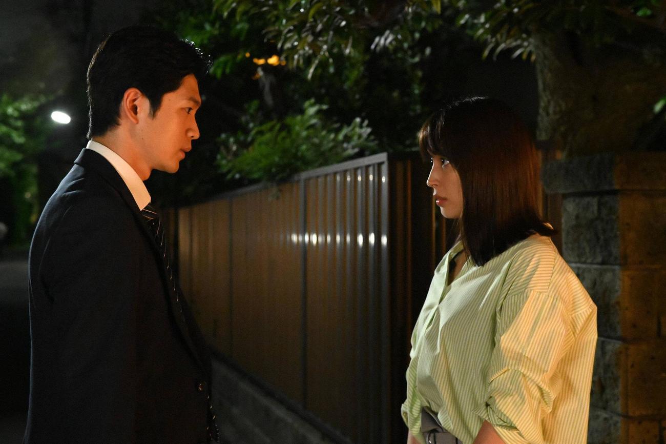 津山（松下洸平＝左）と澪（広瀬アリス）の交際が周囲に知れ渡った（C）フジテレビ