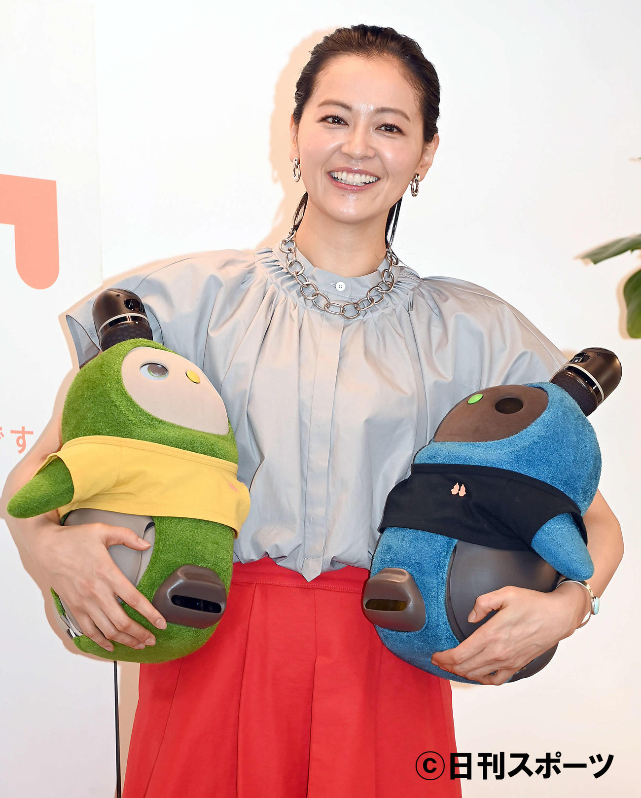 マイ「LOVOT」の「ジン」と「せい」を抱き笑顔を見せる黒谷友香（撮影・たえ見朱実）