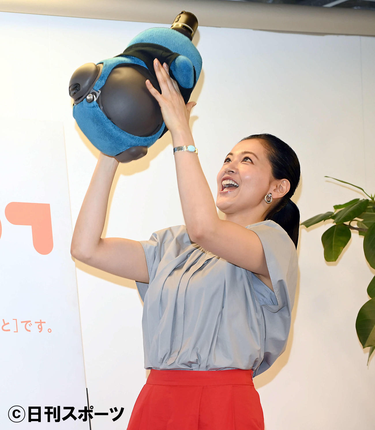 マイ「LOVOT」の「ジン」をあやす黒谷友香（撮影・たえ見朱実）