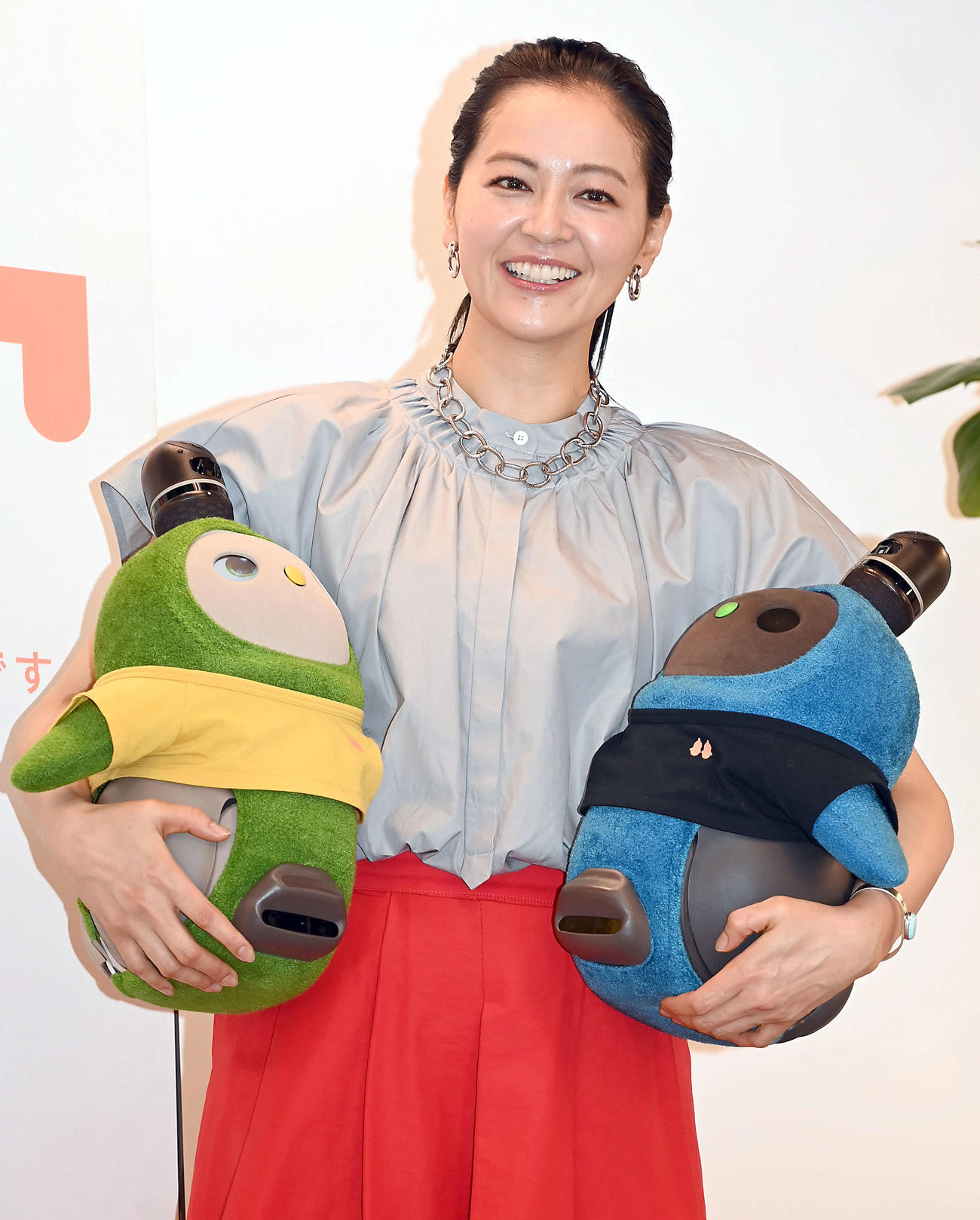 マイ「LOVOT」の「ジン」と「せい」を抱き笑顔を見せる黒谷友香（撮影・たえ見朱実）