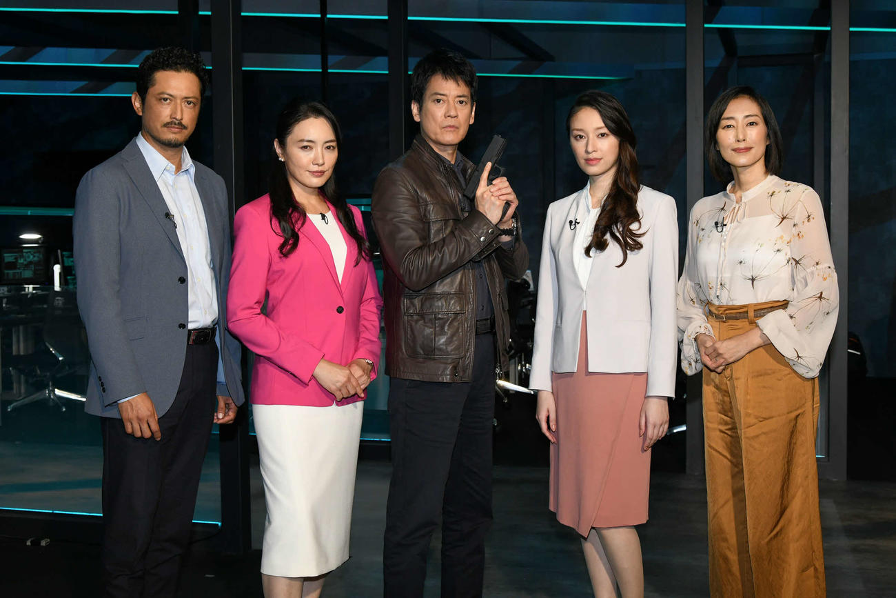 テレビ朝日系ドラマ「24　JAPAN」の会見に出席した、左から池内博之、仲間由紀恵、唐沢寿明、栗山千明、木村多江
