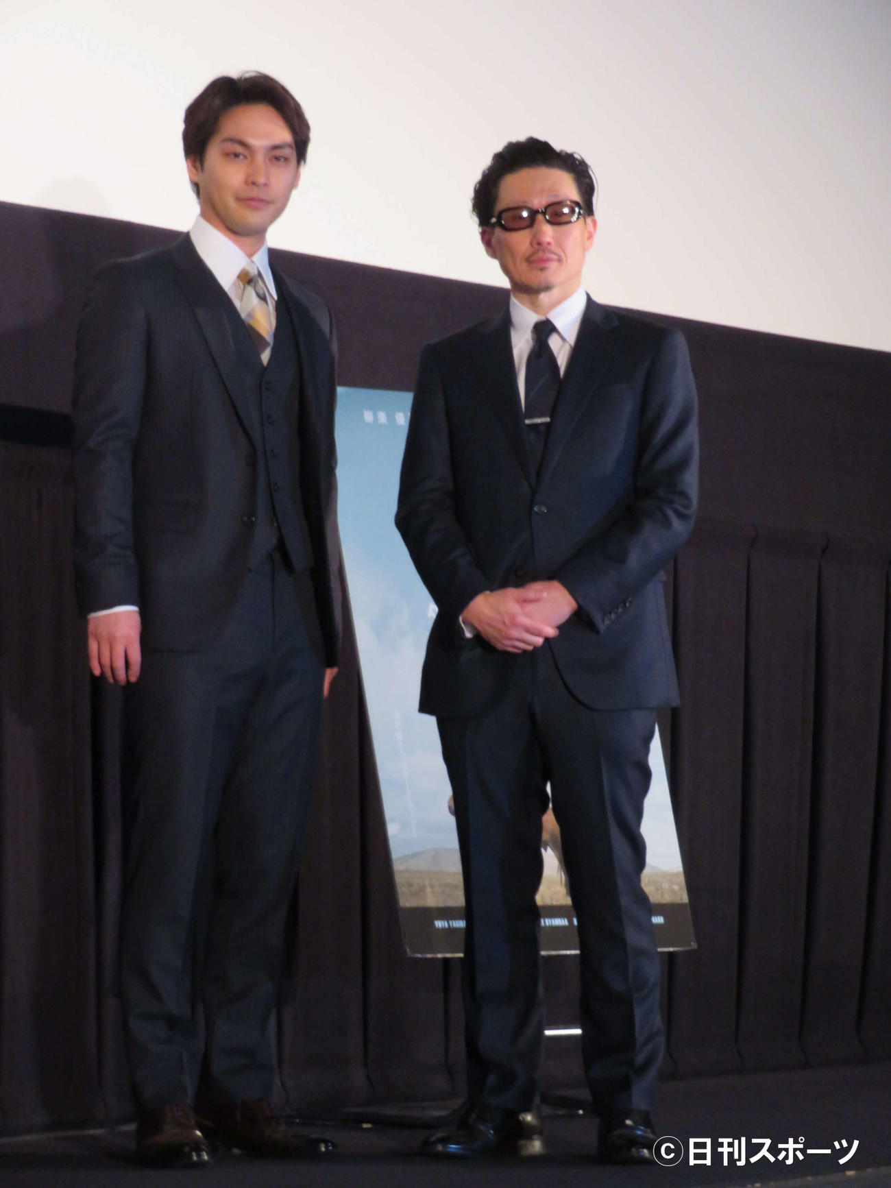 映画「ターコイズの空の下で」初日舞台あいさつに登壇した柳楽優弥（左）とKENTARO監督（撮影・村上幸将）