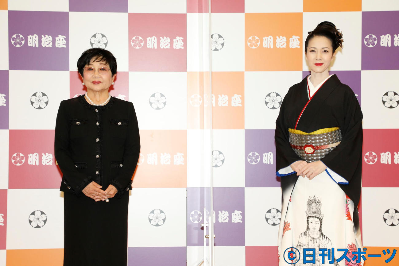 初日終演後に会見する泉ピン子（左）と坂本冬美