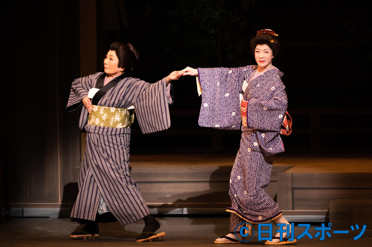 「かたき同志」で丁々発止のやり取りを見せる泉ピン子（左）と坂本冬美（撮影：田中聖太郎）
