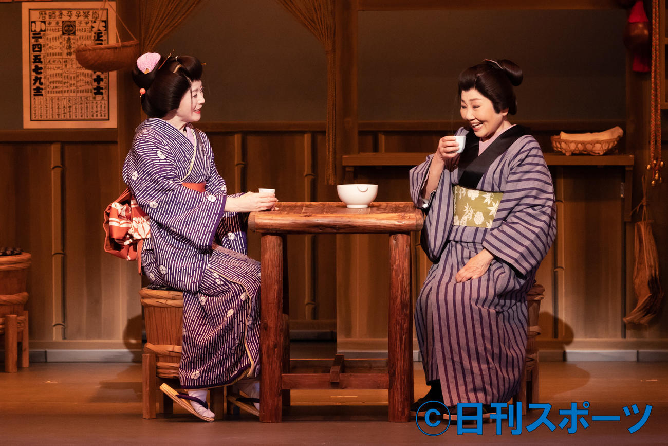 「かたき同志」で酒を酌み交わす坂本冬美（左）と泉ピン子（撮影：田中聖太郎）