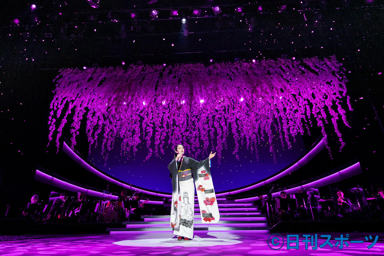 「夜桜お七」を熱唱する坂本冬美（撮影：田中聖太郎）