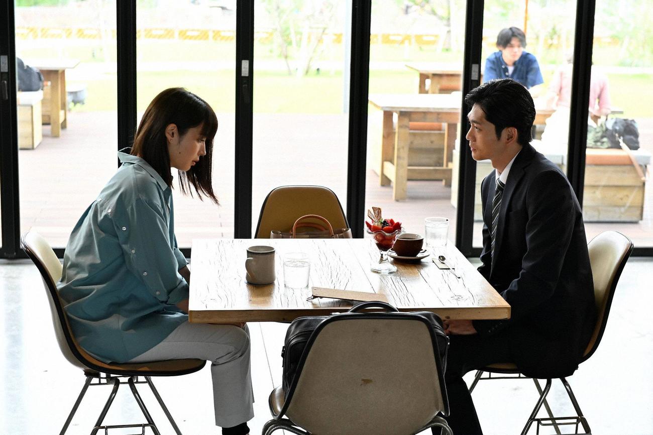 澪（広瀬アリス＝左）は津山（松下洸平）に別れを切り出した（c）フジテレビ