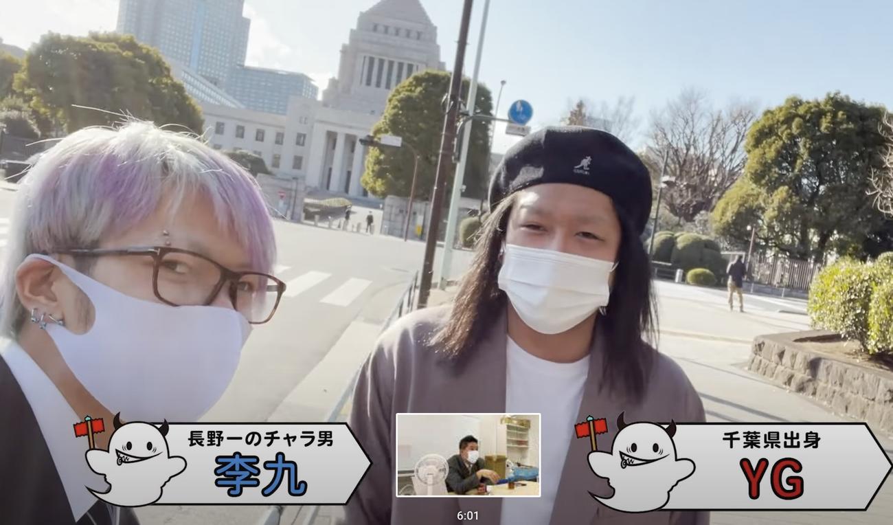 「NHKから自国民を守る党（N国党）」立花孝志党首（切り込み写真）から選挙の仕組み、心構えなどのレクチャーを受けた李九(左)とYG