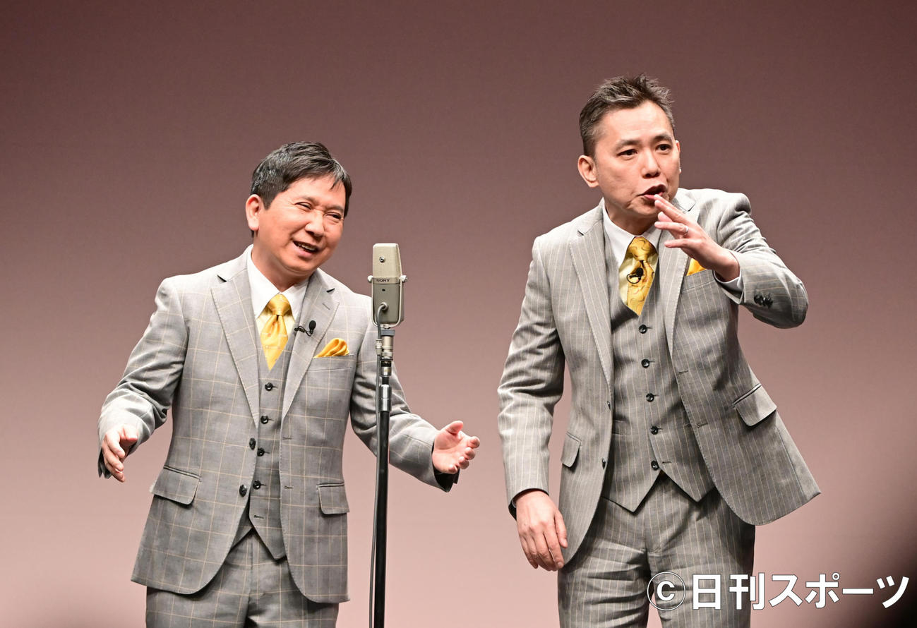 「爆笑問題withタイタンシネマライブ」で舞台復帰した爆笑問題の田中裕二。右は太田光（撮影・小沢裕）