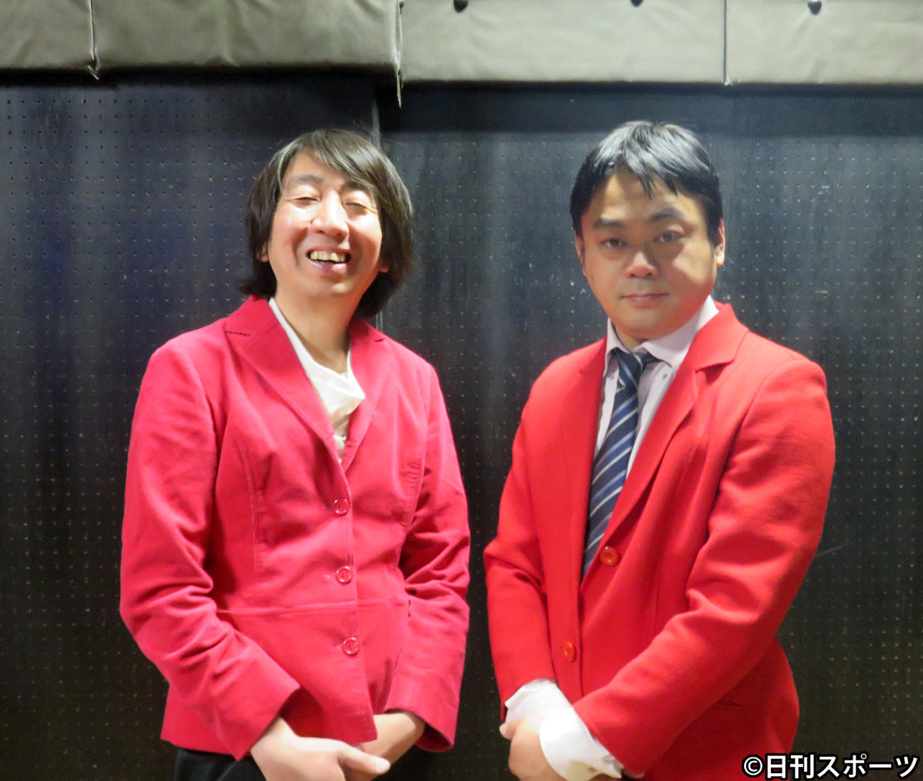モダンタイムスのツッコミのとしみつ（左）とボケの川崎誠（撮影・小谷野俊哉）