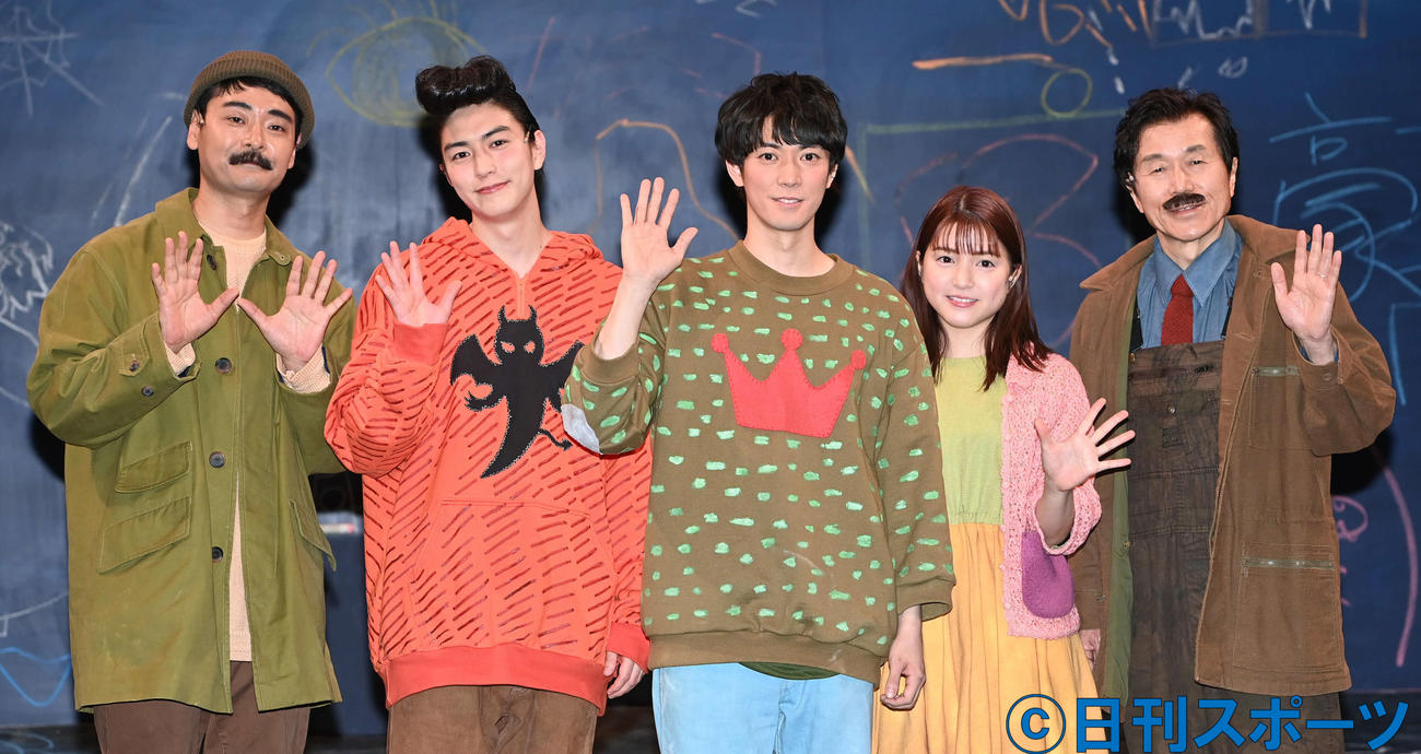 演劇「ぼくの名前はズッキーニ」のゲネプロに出演した、左からノゾエ征爾、稲葉友、辰巳雄大、川島海荷、平田満（撮影・山崎安昭）