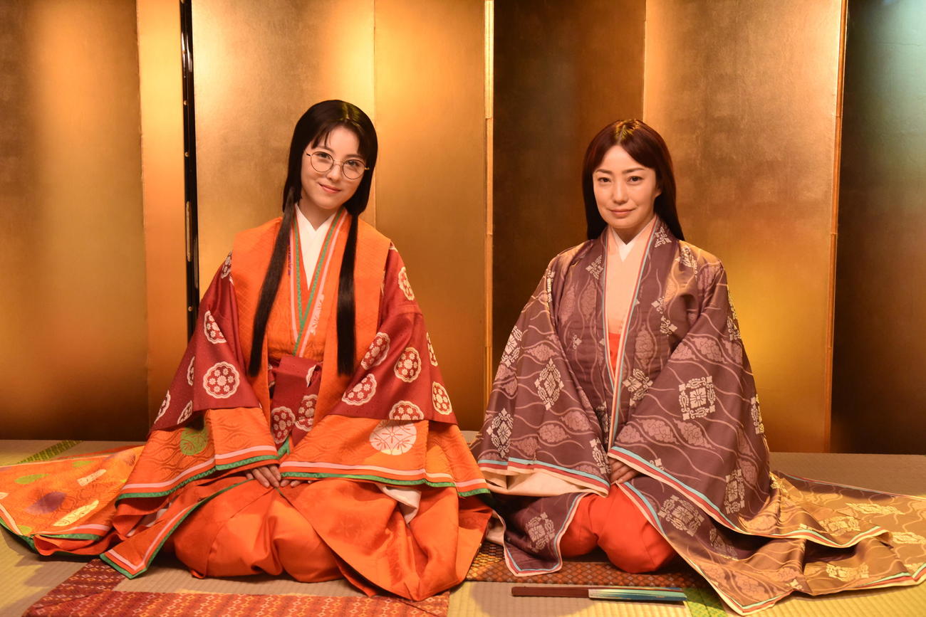 日本テレビ系連続ドラマ「ウチの娘は、彼氏が出来ない！！」で十二単（ひとえ）を着る浜辺美波（左）と菅野美穂