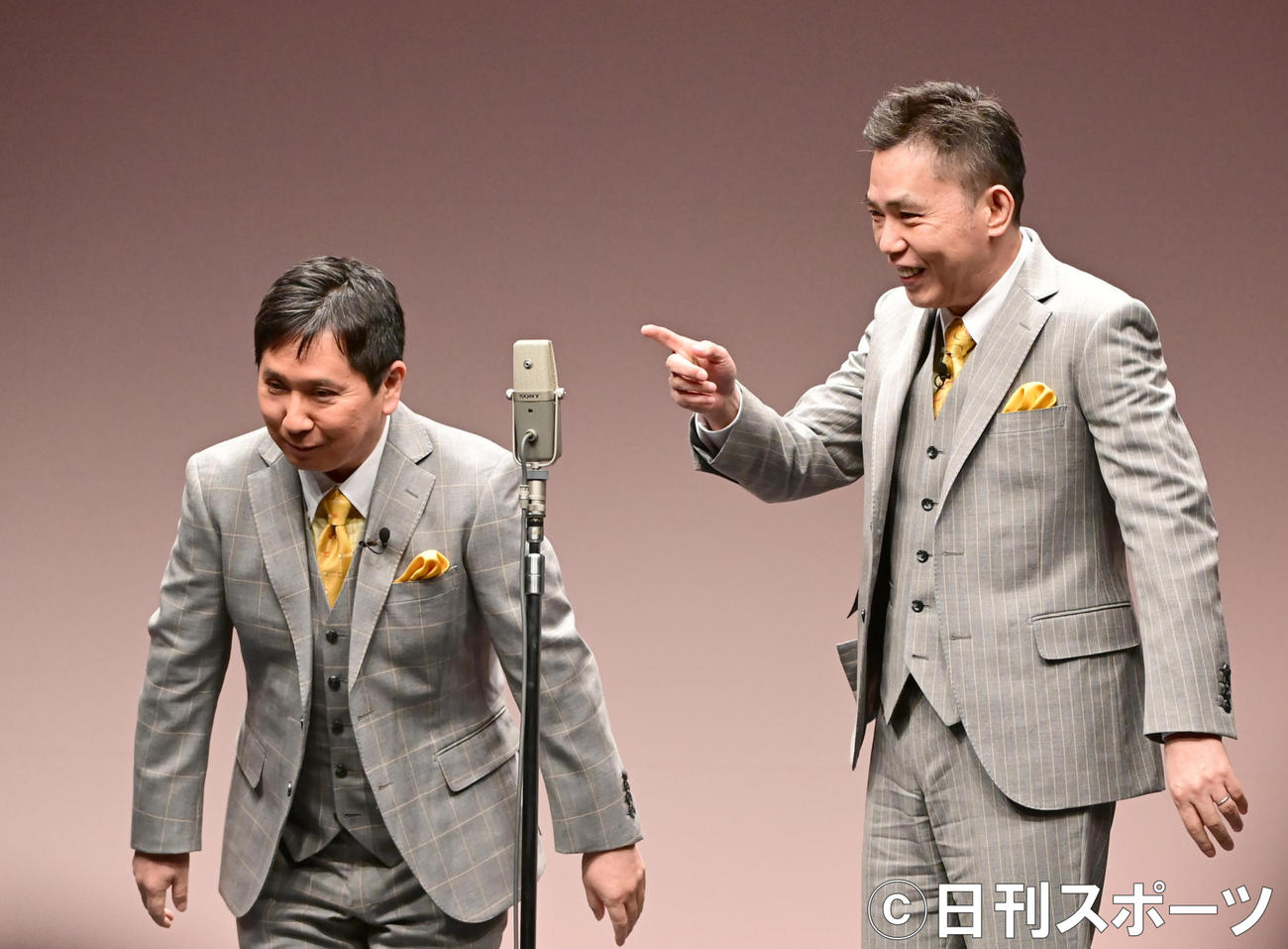 「爆笑問題withタイタンシネマライブ」で舞台復帰した爆笑問題の田中裕二（左）は観客から「お帰りなさい」の声が掛かり頭を下げる。右は太田光（撮影・小沢裕）