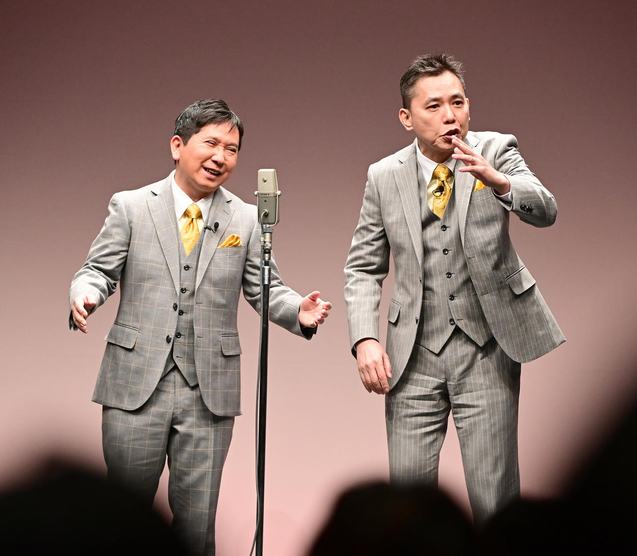 「爆笑問題withタイタンシネマライブ」で舞台復帰した爆笑問題の田中裕二。右は太田光（撮影・小沢裕）