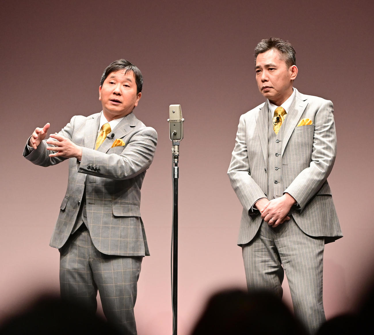 脳梗塞から復帰し、メリハリのきいたツッコミを見せる爆笑問題の田中裕二。右は太田光（撮影・小沢裕）
