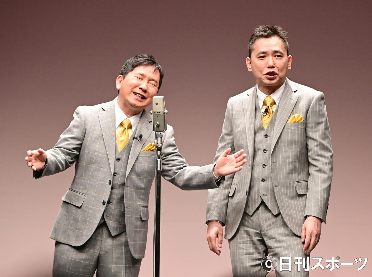 「爆笑問題withタイタンシネマライブ」で舞台復帰した爆笑問題の田中裕二。右は太田光（2021年2月27日撮影）