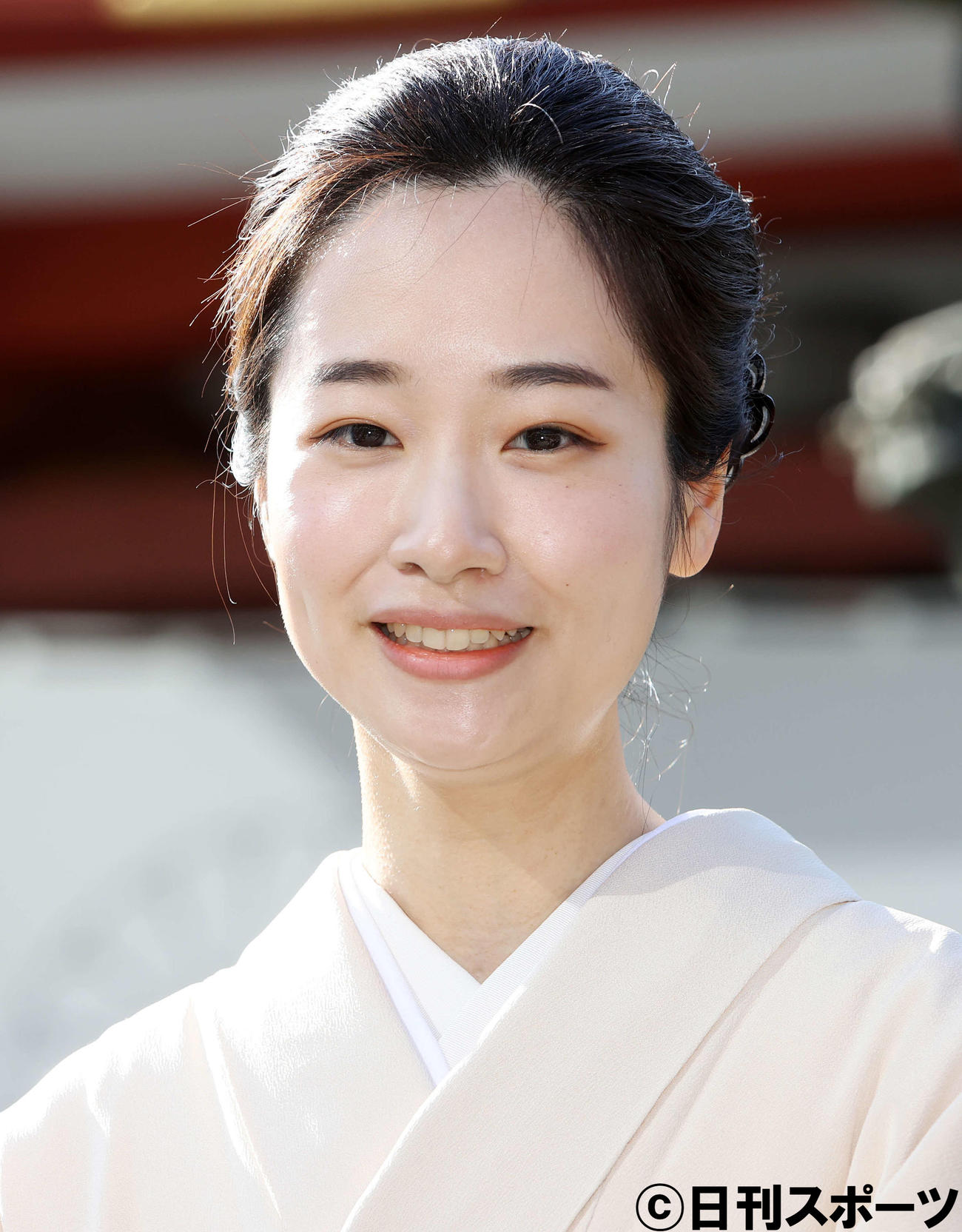 報道陣の質問に答える3代目藤間紫を継承した藤間爽子（撮影・鈴木正人）