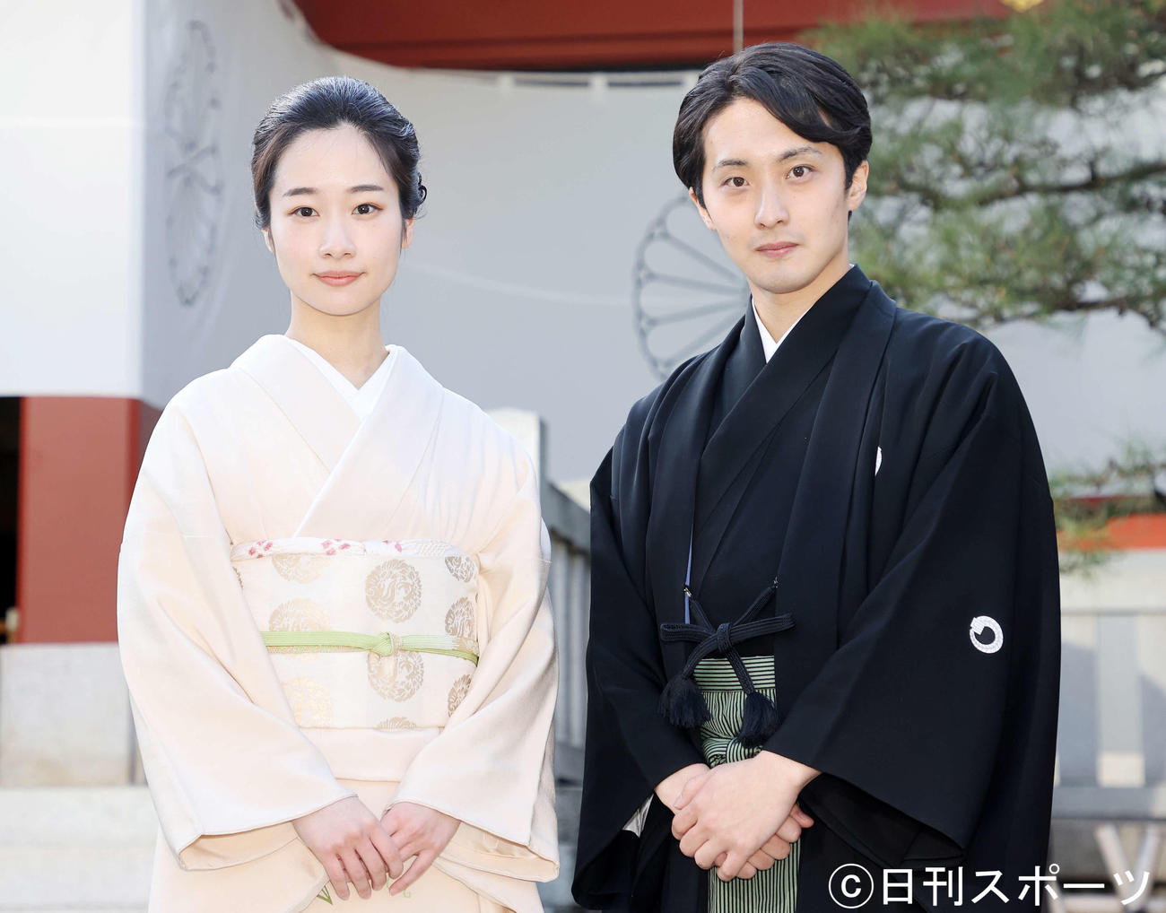 3代目藤間紫を継承した藤間爽子（左）と初代の藤間翔（撮影・鈴木正人）