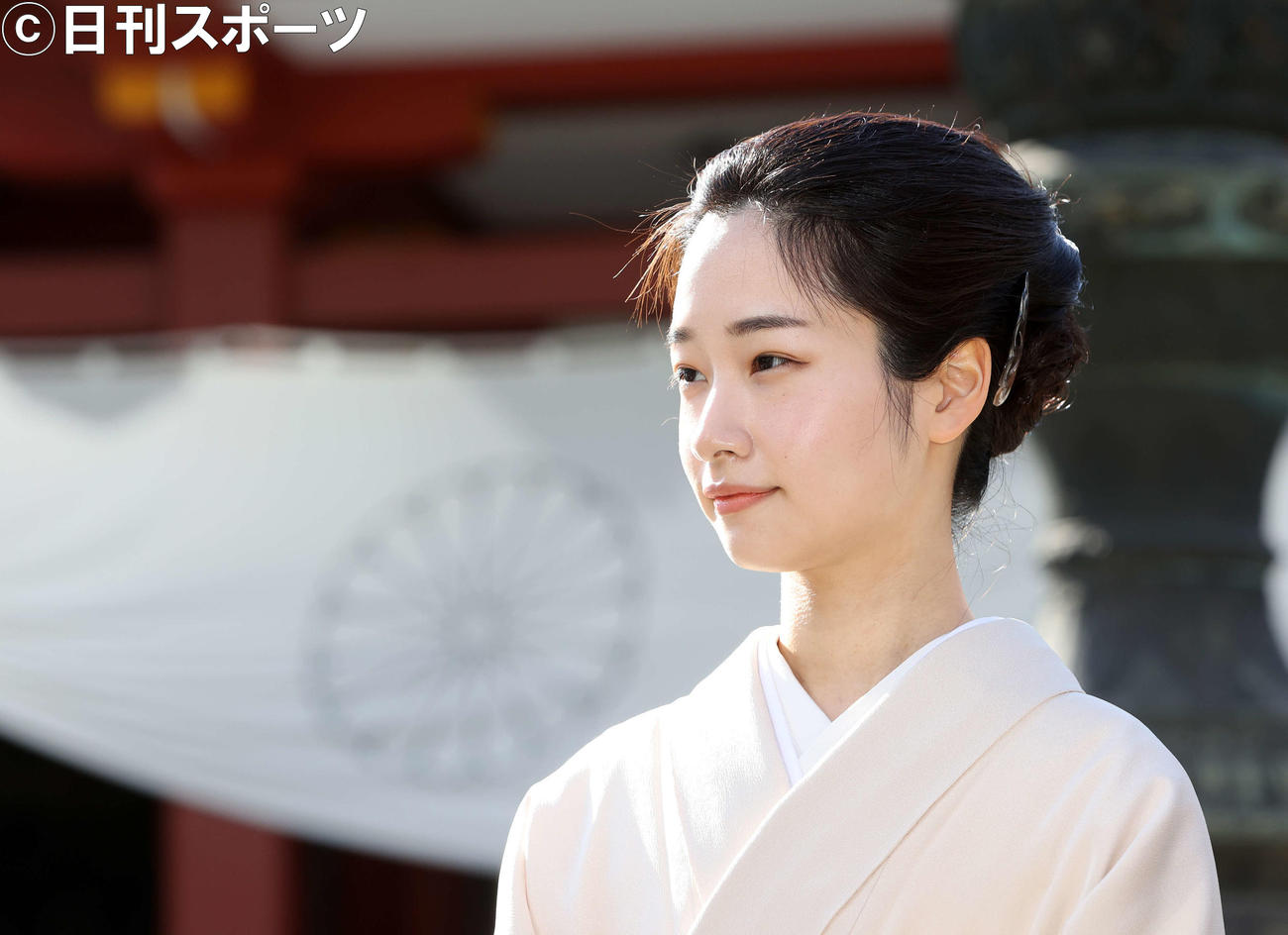 報道陣の質問に答える3代目藤間紫を継承した藤間爽子（撮影・鈴木正人）
