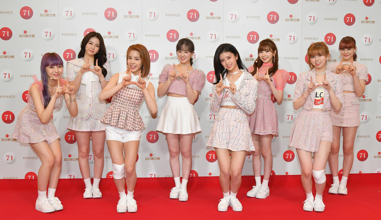 NiziU。左からMAYUKA、AYAKA、MAKO、RIO、RIMA、MIIHI、RIKU、NINA（2020年12月29日撮影）