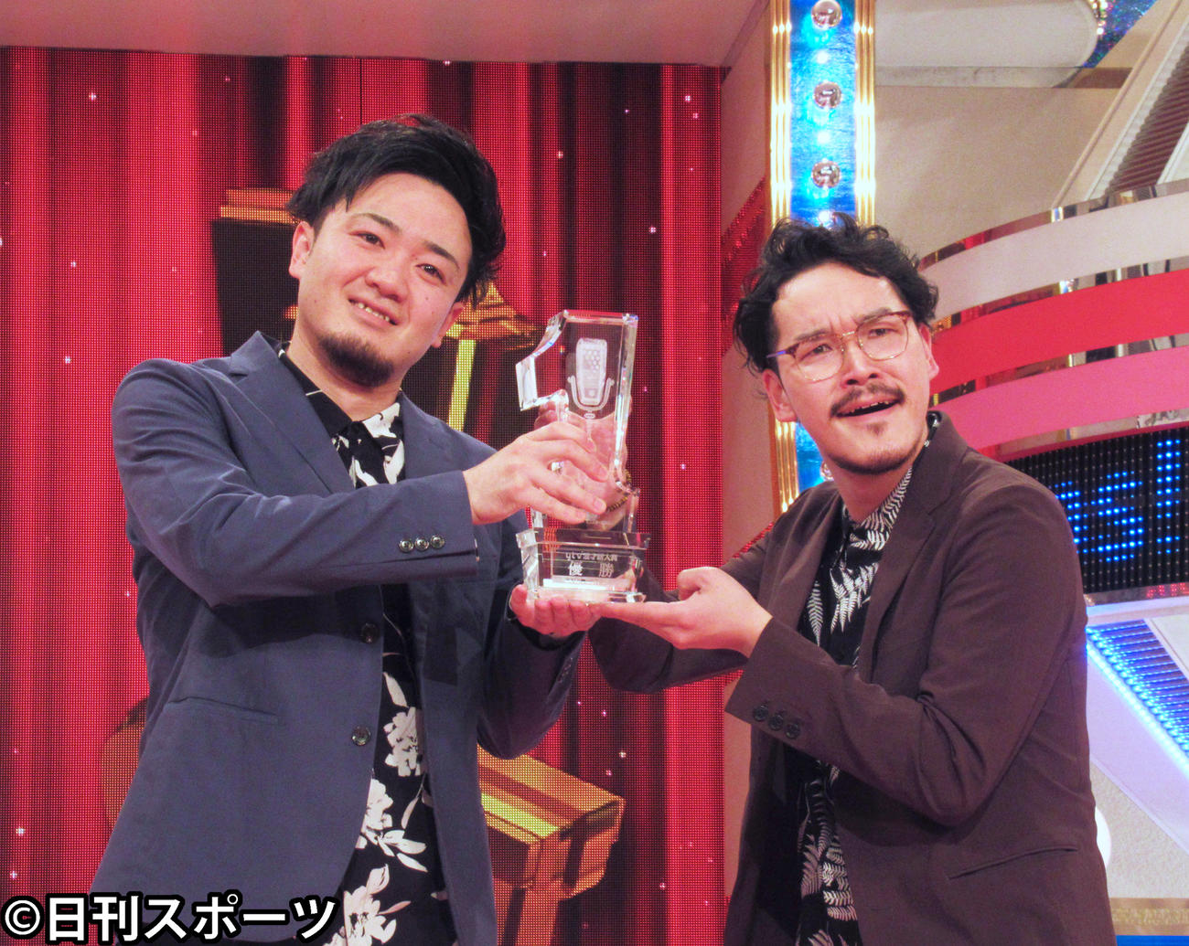 「第10回ytv漫才新人賞決定戦」で優勝した「隣人」の中村遊直（左）と橋本市民球場（撮影・星名希実）