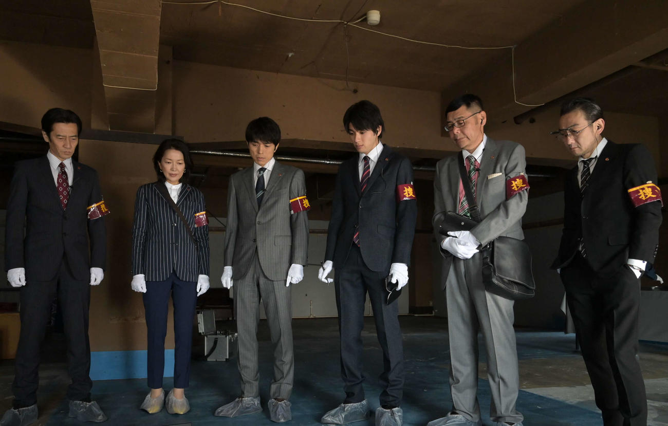 テレビ朝日系ドラマ「特捜9 season4」に出演する、左から津田寛治、羽田美智子、井ノ原快彦、山田裕貴、田口浩正、吹越満