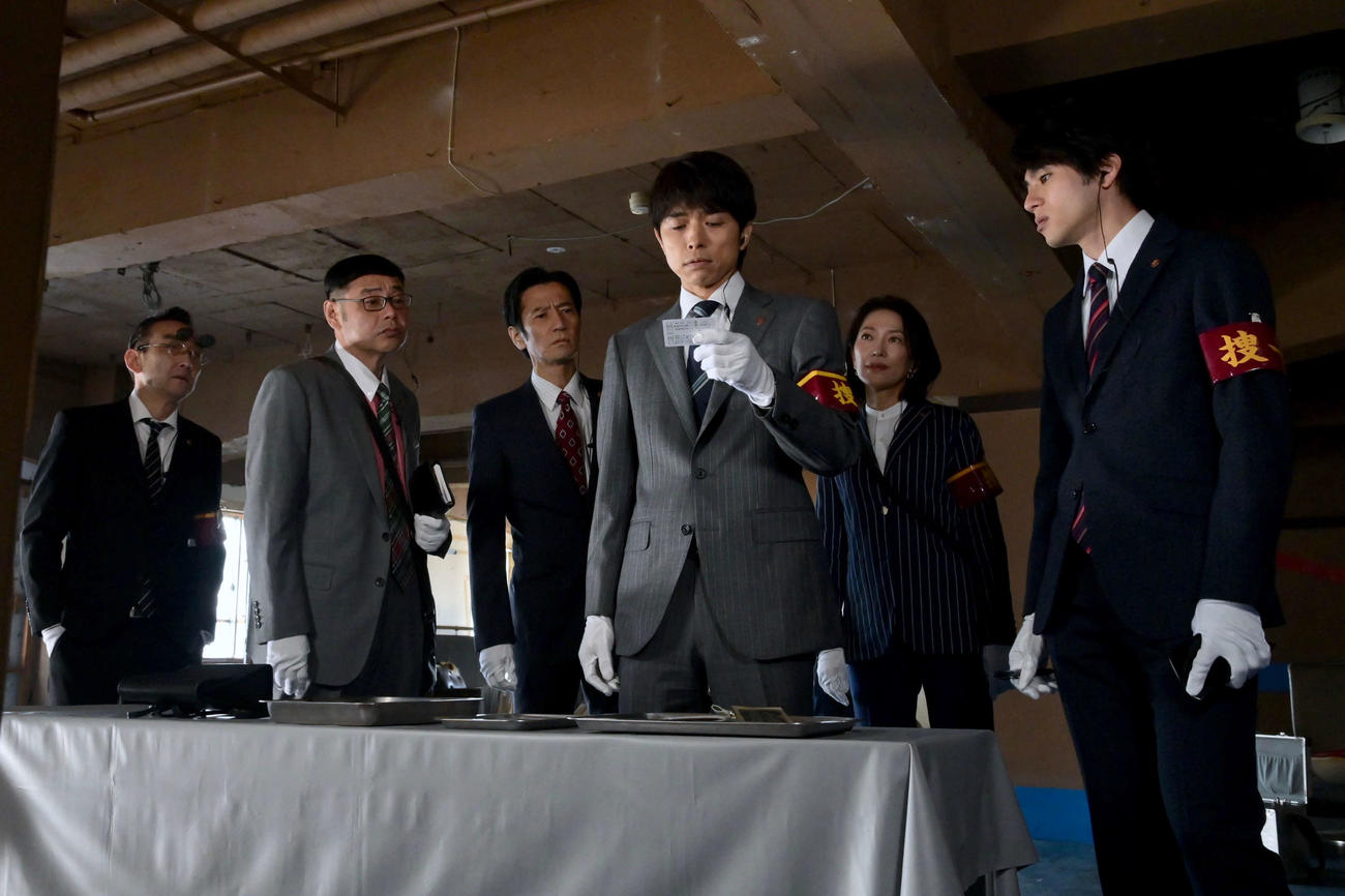 テレビ朝日系ドラマ「特捜9 season4」に出演する、左から吹越満、田口浩正、津田寛治、井ノ原快彦、羽田美智子、山田裕貴