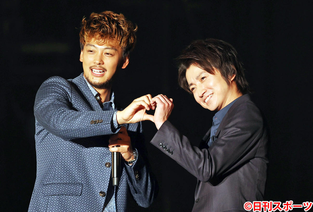 東京ガールズコレクションに出演した竹内涼真（左）と藤原竜也（撮影・野上伸悟）