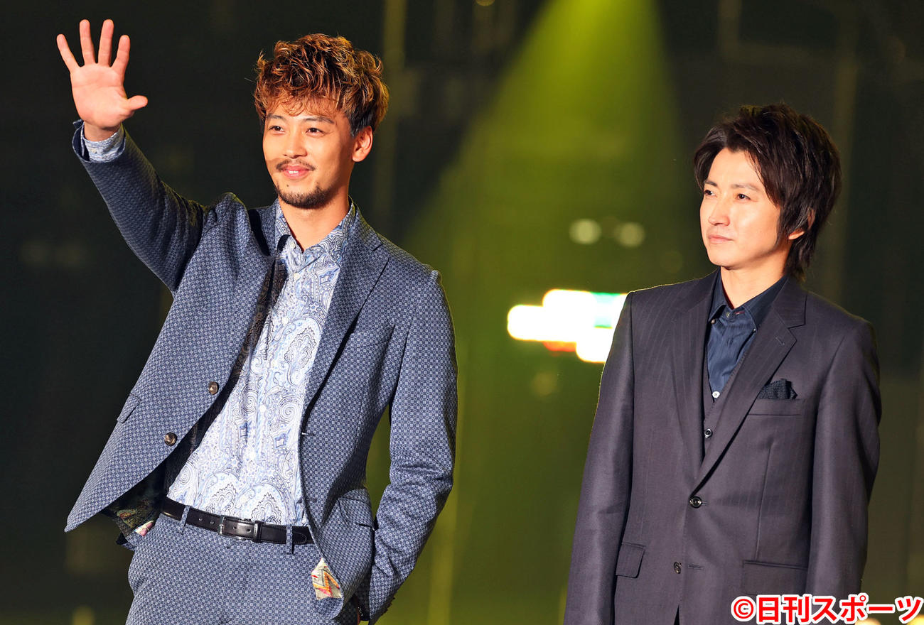 東京ガールズコレクションに出演した竹内涼真（左）と藤原竜也（撮影・野上伸悟）