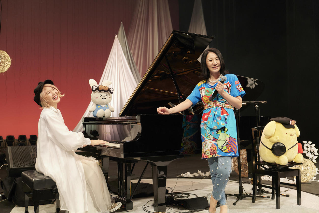 ハラミちゃん（左）の初の全国ツアー千秋楽公演にゲスト出演した広瀬香美
