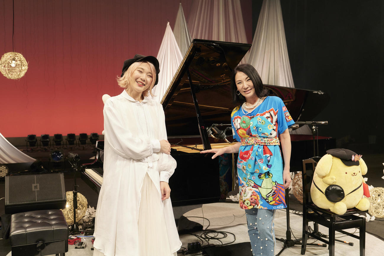 ハラミちゃん（左）の初の全国ツアー千秋楽公演にゲスト出演した広瀬香美