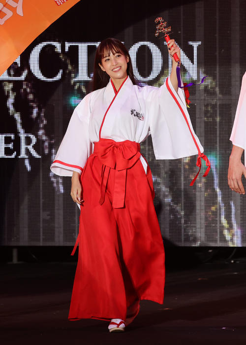 東京ガールズコレクションで武田塾のコーナーに巫女姿で登場した鷲見玲奈(撮影・野上伸悟)
