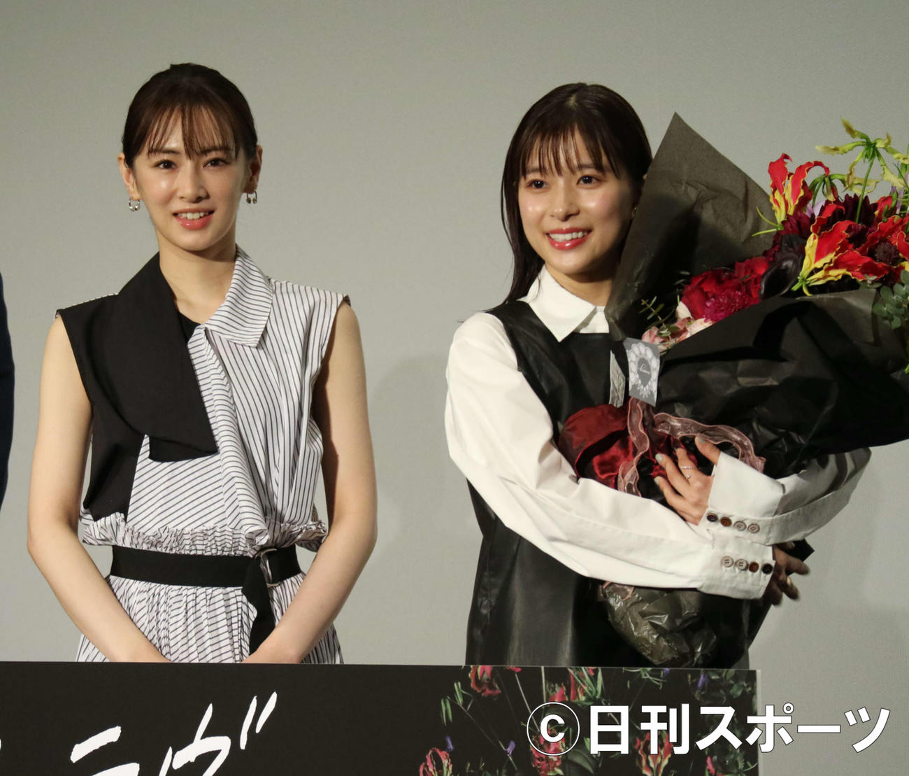 映画「ファーストラヴ」のヒット記念舞台あいさつに出席した北川景子（左）と芳根京子