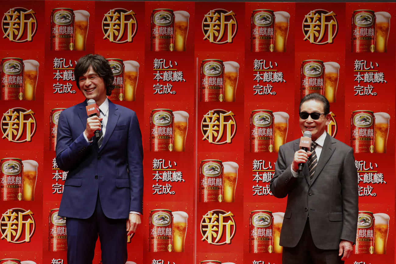 キリンビール「新しい『本麒麟』新CM発表会」に登壇した江口洋介（左）とタモリ