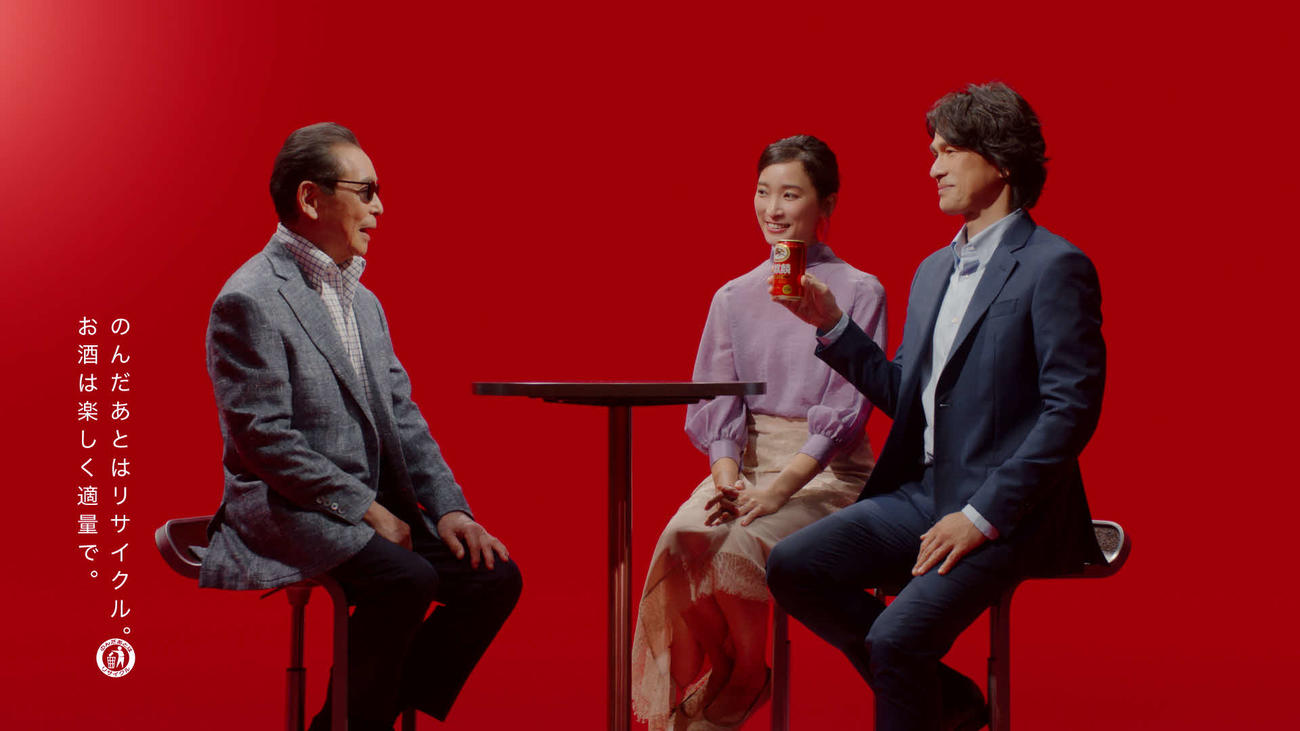 キリンビール「本麒麟」新CM「タモリさん超えたね」篇で共演する、左からタモリ、杏、江口洋介