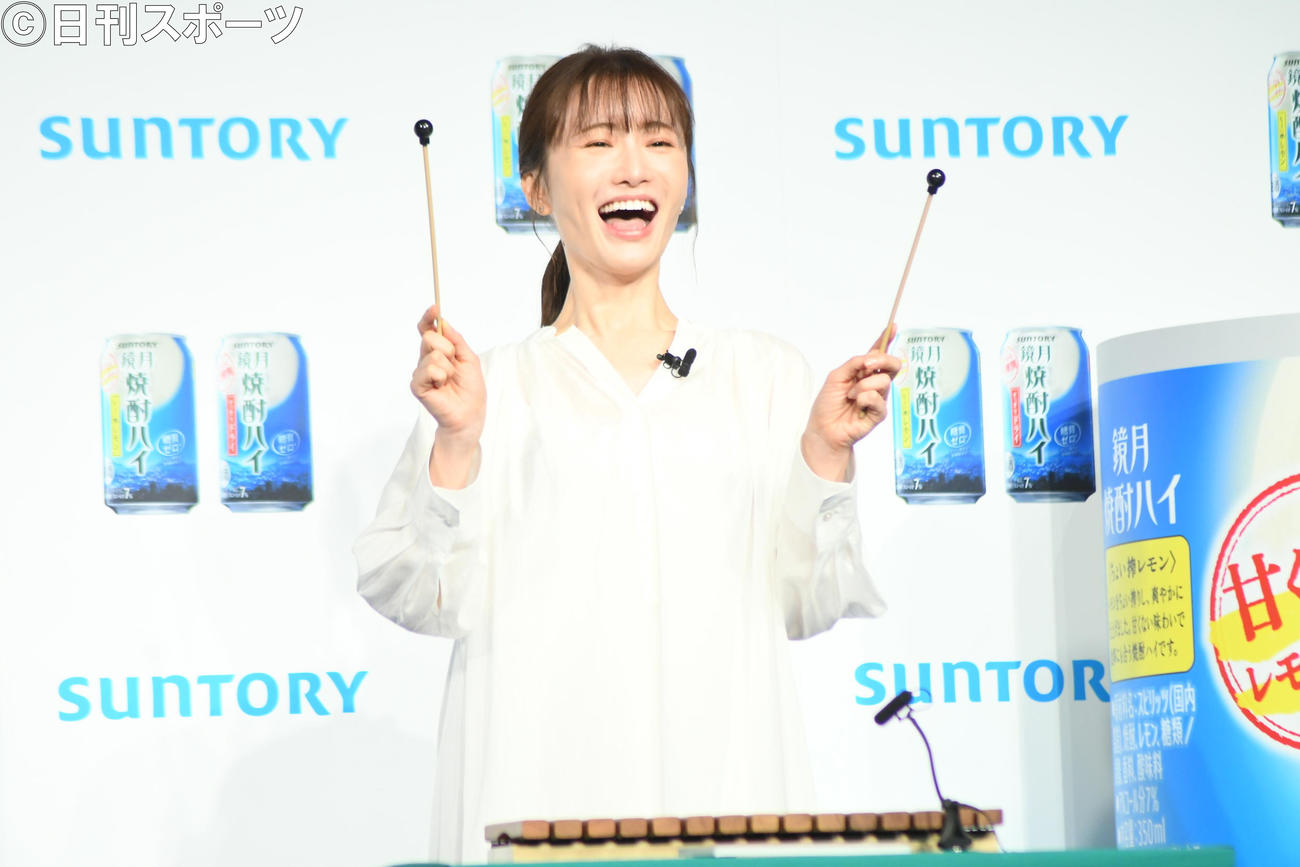 「鏡月焼酎ハイ」発表会でCMで歌う「はじめてのチュウ」を木琴で披露する松本まりか（撮影・大友陽平）