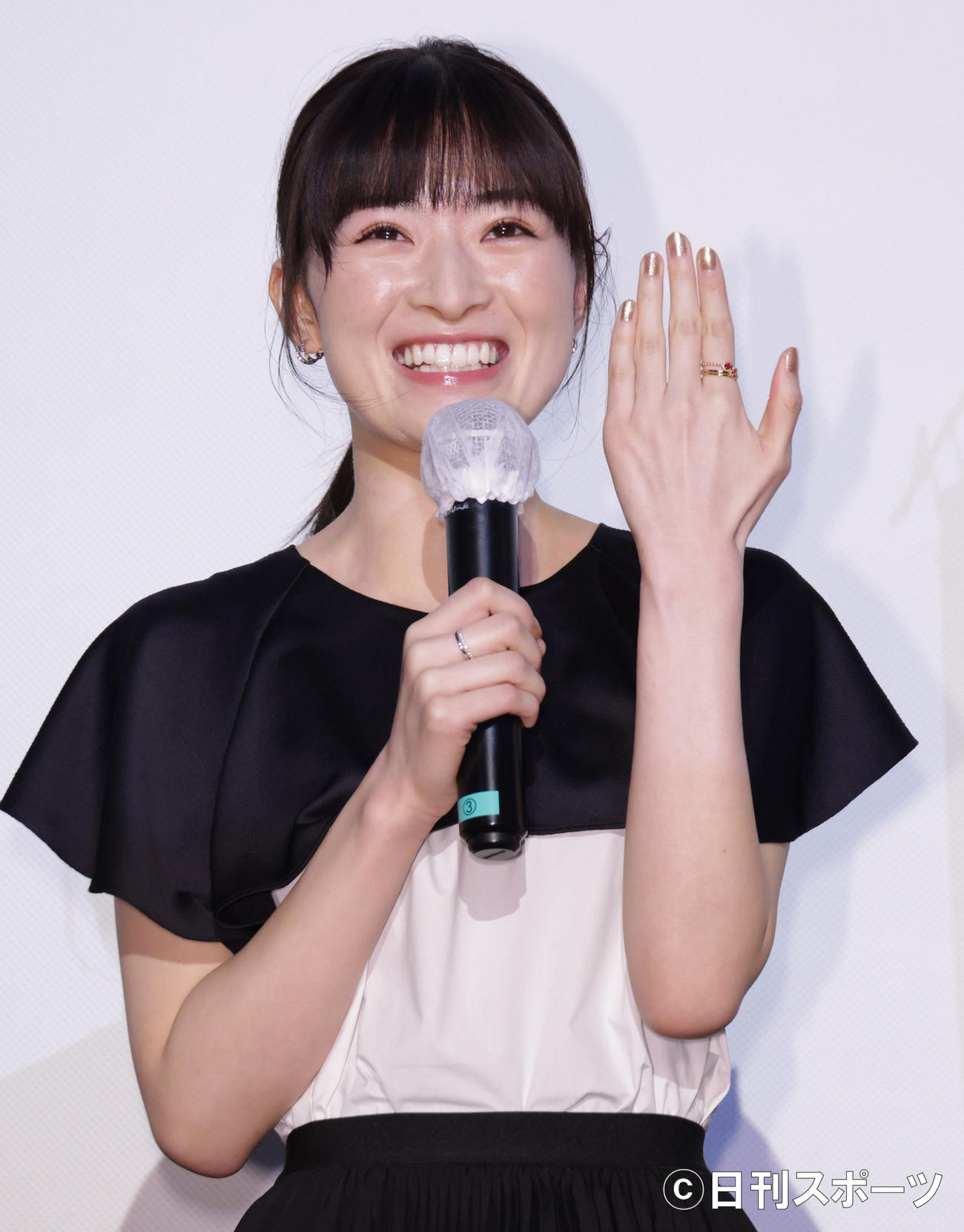 映画「NO CALL NO LIFE」舞台あいさつでピンクのネイルを披露する優希美青（撮影・中島郁夫）